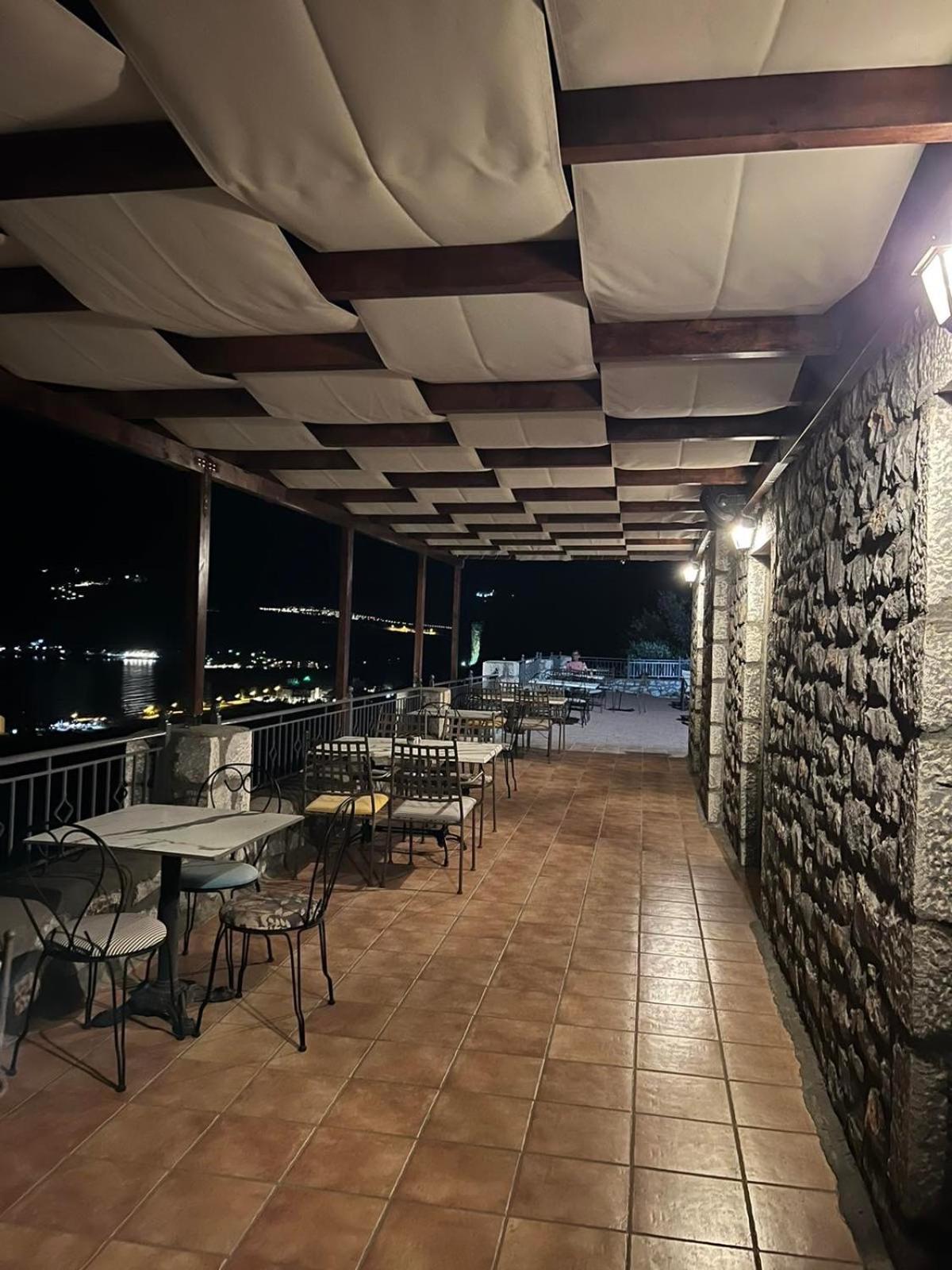 Onar Mani Suites Néon Oítilon Exterior foto